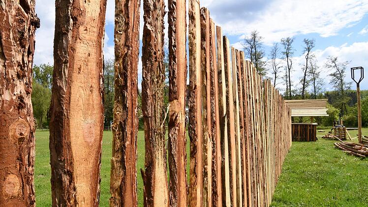 Das Gelände ist von selbst gebauten Holzzäunen umrandet. Foto: Christoph Wiedemann