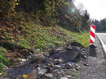 Ein Felssturz, der sich am Samstag zwischen Mauthaus und Stoffelsmühle ereignet hatte, zieht eine Vollsperrung der Staatsstraße 2707 nach sich. Foto: red