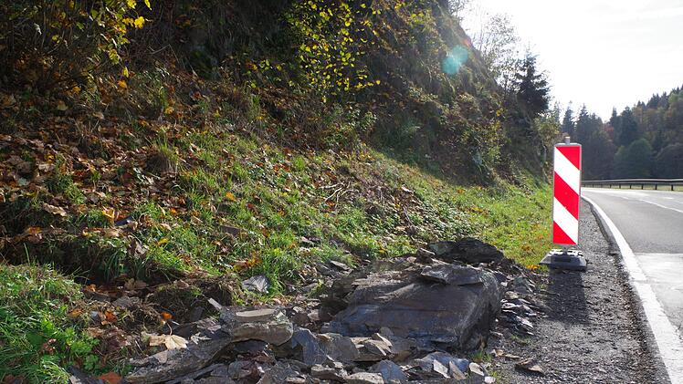 Ein Felssturz, der sich am Samstag zwischen Mauthaus und Stoffelsmühle ereignet hatte, zieht eine Vollsperrung der Staatsstraße 2707 nach sich. Foto: red