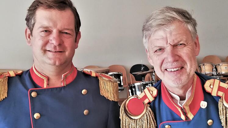 Stadtmusikdirektor Bernd Hammer (rechts) übergab im Sommer 2020 nach fast 20 Jahren die Leitung der Städtischen Musikschule an seinen bisherigen Stellvertreter Matthias Zull.