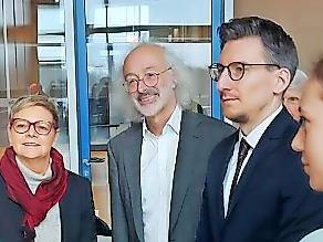 Die G&auml;ste aus Bad Br&uuml;ckenau und Sabine Dittmar lauschen interessiert den Ausf&uuml;hrungen von Bodo Ramelow (links).