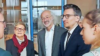 Die G&auml;ste aus Bad Br&uuml;ckenau und Sabine Dittmar lauschen interessiert den Ausf&uuml;hrungen von Bodo Ramelow (links).