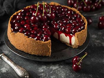 Kaesekuchen-mit-Kirschen.jpg