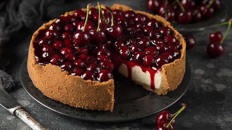 Kaesekuchen-mit-Kirschen.jpg