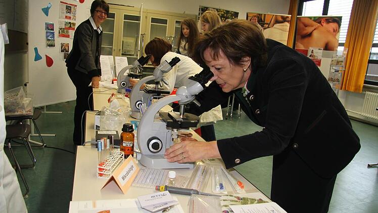 Die neue Ministerin für Arbeit, Soziales, Familie und Integrationm, Emilia Müller, konnte der Versuchung am Stand der MTA-Schule Bayreuth nicht widerstehen und schaute durchs Mikroskop. Sie selbst war Chemotechnikerin am Institut für Biochemie, Mikrobiologie und Genetik an der Uni Regensburg.