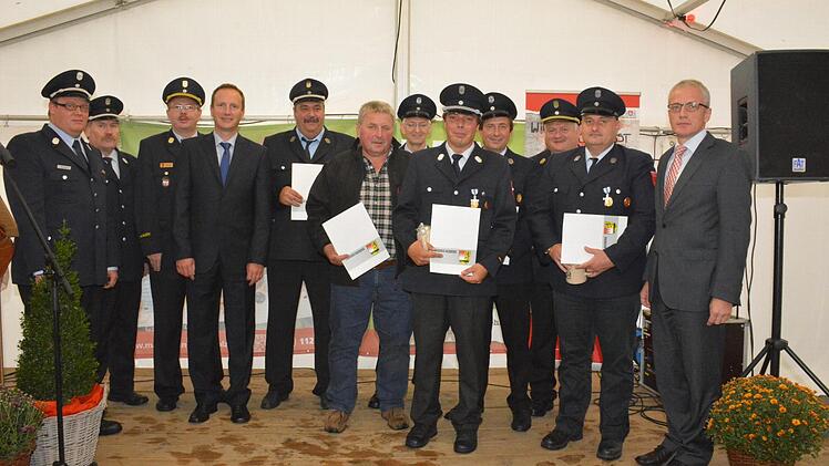 Am Sonntag wurden verdiente Feuerwehrler ausgezeichnet. Von links KBM Andreas Franz, KBM Alfred Hauck, KBR Ralf Dressel, Landrat Michael Ziegler, Gerhard Schobig, Herbert Engmann, Roland Pötsch, Kommandant Markus Eiring, Peter Fischer, KBI Peter Hegemann, Jochen Pötsch und Bürgermeister Günter Pfeiffer.  Foto: Schmidt
