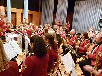 Dirigent Dietmar Luther (links) dirigiert den Musikverein Beiersdorf seit 1992: "Mir ist der Musikverein ans Herz gewachsen", sagt Luther. Fotos: Lothar Weidner