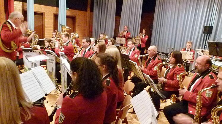 Dirigent Dietmar Luther (links) dirigiert den Musikverein Beiersdorf seit 1992: "Mir ist der Musikverein ans Herz gewachsen", sagt Luther. Fotos: Lothar Weidner