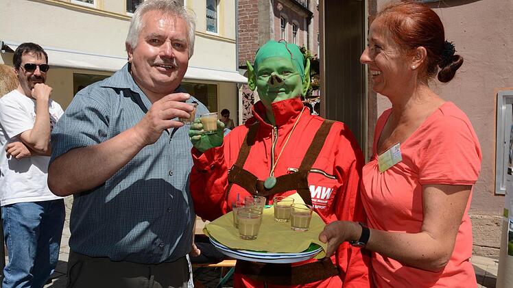 Smoothies, gemixt von Christine Ebert-Booms vom BN, schmecken auch dem Außerirdischen BnO (alias Heike Hanft). Foto: Elisabeth Assmann