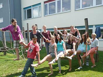 Alles eine Frage der Konzentration: Mittelschüler posieren an der Slackline. Foto: Michael Kübert