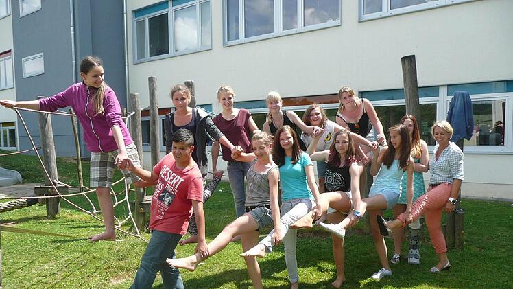 Alles eine Frage der Konzentration: Mittelschüler posieren an der Slackline. Foto: Michael Kübert