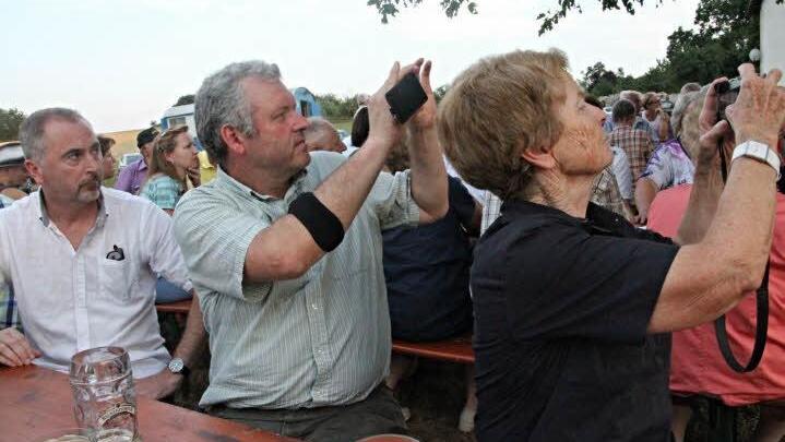 Auch der Eberner Bürgermeister Jürgen Hennemann (Mitte) war bei der Vorstellung der sanierten "Roten Marter" in Bühl dabei.