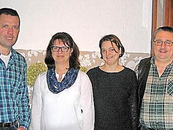 Vorsitzender und Dirigent Roland Badum, zweite Vorsitzende Christiane Mönius, Schriftführerin Sabine Holley, Kassier Harald Litz  Foto: Evi Seeger