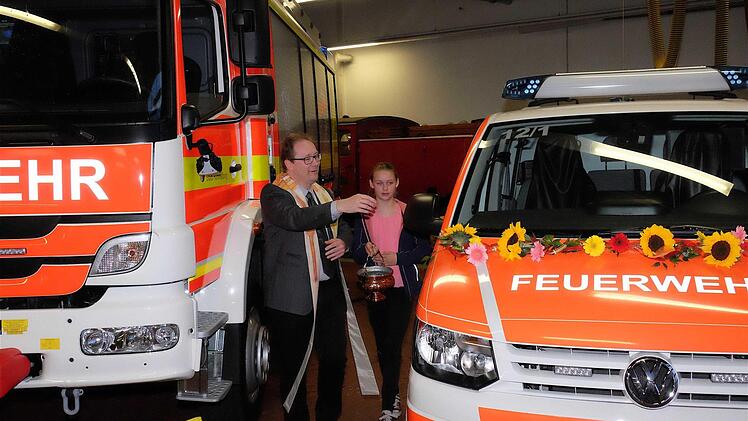 Pfarrer Thomas Eschenbacher beim Segnen der Fahrzeuge. Foto: Gerd Schaar