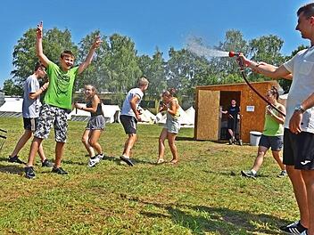 Eine Abkühlung darf bei der Hitze ruhig sein: 160 Kinder und Jugendliche aus dem Bundesgebiet campen derzeit am den TG Neustadt Sportgelände. Von links: Robin Hauck, Michael Geiger, Leandra Alfano, Antonia Knoblauch und Kristina Mörsberger Foto: Gabi Arnold
