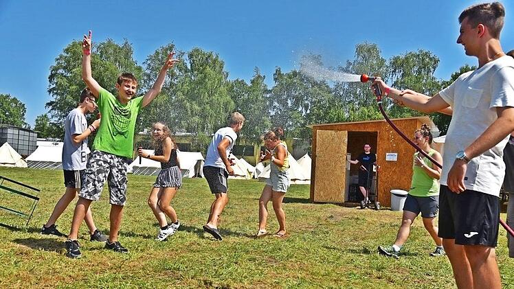 Eine Abkühlung darf bei der Hitze ruhig sein: 160 Kinder und Jugendliche aus dem Bundesgebiet campen derzeit am den TG Neustadt Sportgelände. Von links: Robin Hauck, Michael Geiger, Leandra Alfano, Antonia Knoblauch und Kristina Mörsberger Foto: Gabi Arnold