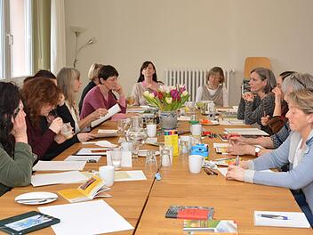 Konzentriert arbeiten die Frauen an ihren Gedichten. Björn Hein