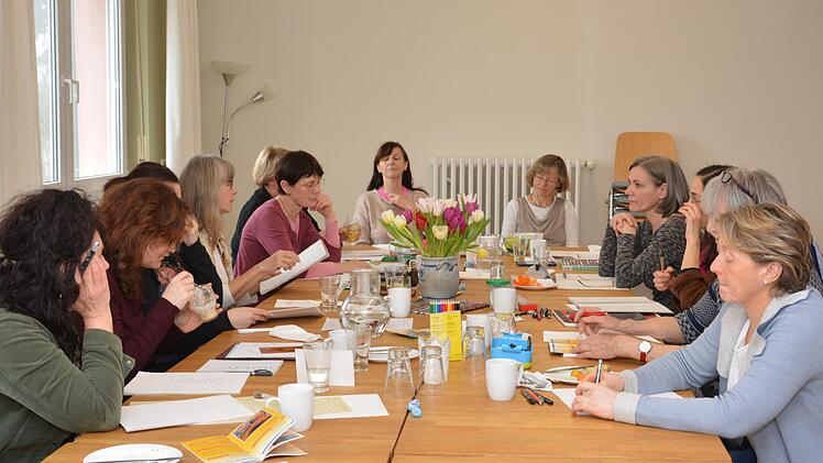 Konzentriert arbeiten die Frauen an ihren Gedichten. Björn Hein