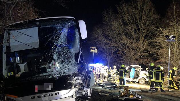 Auf der B26 bei Stockstadt (Landkreis Aschaffenburg) ist es zu einem schweren Verkehrsunfall mit einem Reisebus gekommen. Foto: News5/Patzak