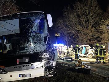 Auf der B26 bei Stockstadt (Landkreis Aschaffenburg) ist es zu einem schweren Verkehrsunfall mit einem Reisebus gekommen. Foto: News5/Patzak