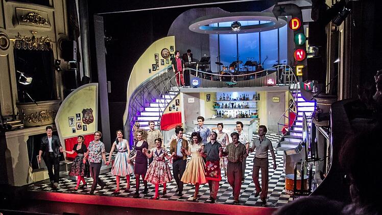 Begeisterten Applaus gab es bei der Wiederaufnahme des Rock'n'Roll-Musicals "A Spider Murphy Story" im Landestheater Coburg.Foto: Jochen Berger
