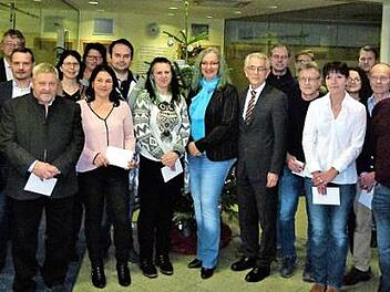 Der Spendenempfänger mit Bereichsdirektor Gerhard Zettel (Mitte) Foto: Werner Reißaus
