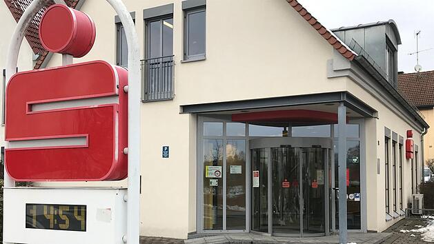 Die Gesch&auml;ftsstelle der Sparkasse in Dechsendorf wird zusammengelegt mit den Filialen He&szlig;dorf und Gro&szlig;senseebach. Hierzu soll 2023 ein Neubau entstehen. Foto: Michael Busch