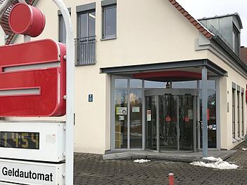 Die Geschäftsstelle der Sparkasse in Dechsendorf wird zusammengelegt mit den Filialen Heßdorf und Großsenseebach. Hierzu soll 2023 ein Neubau entstehen. Foto: Michael Busch