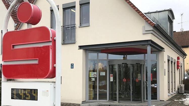 Die Geschäftsstelle der Sparkasse in Dechsendorf wird zusammengelegt mit den Filialen Heßdorf und Großsenseebach. Hierzu soll 2023 ein Neubau entstehen. Foto: Michael Busch