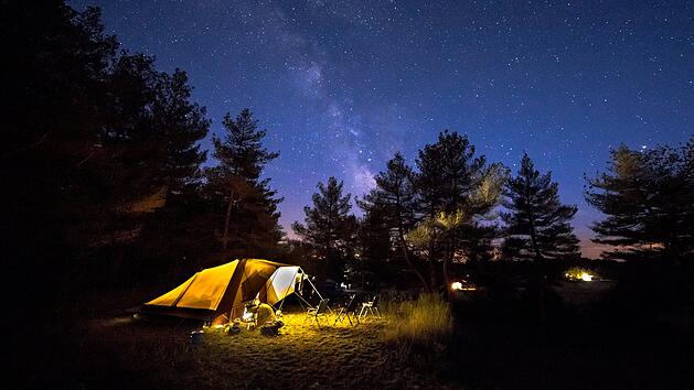 Familienzelt mit starren Stahlstangen auf Campingplatz unter Sternenhimmel mit Milchstra&szlig;e