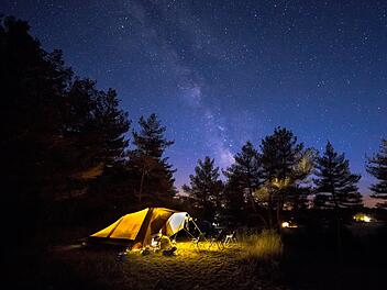 Familienzelt mit starren Stahlstangen auf Campingplatz unter Sternenhimmel mit Milchstra&szlig;e