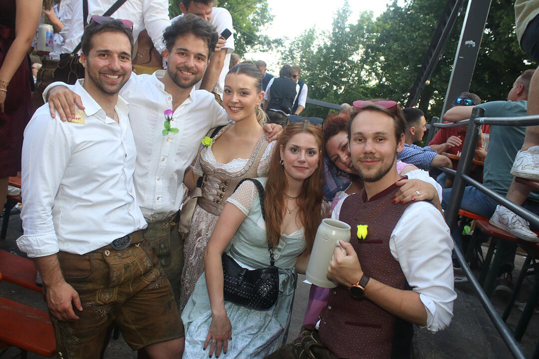 Auf der Bergkirchweih wird richtig gefeiert!