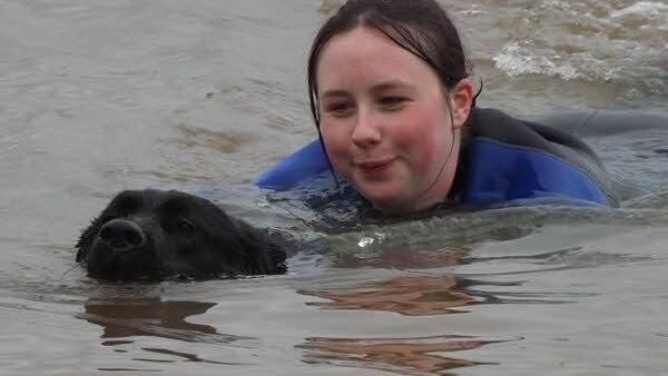 Wasserretter auf vier Pfoten: Sheila, der Hund von Ulrike Peschel, demonstriert hier gemeinsam mit Jana Bernstein, wie Rettung auch möglich ist. Foto: Ulrike Peschel
