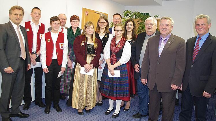 Der Kreisverband freut sich über seine neuen "Gold-Kinder": Fritz Wohlrath (2. v. l.), Sebastian Jakob (3. v. l.), Anna Geiger (5. v. l.), Anna Hollendonner (6. v. l.), Andrea Löffler (7. v. l.), Victoria Eidloth (5. v. r.) und Chiara Sasso (4. v. r.). Foto: Heike Schülein