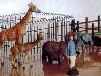 Roswitha Thies hat "ihren Zoo", über zwei Dutzend Elastolinfiguren aus den frühen fünfziger Jahren, Hilla Schütze für das Spielzeugmuseum in der Oberen Saline überlassen.  Fotos: Peter Rauch