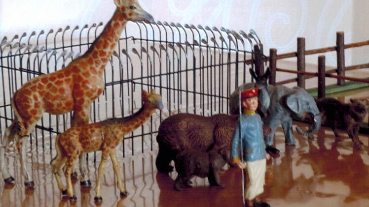 Roswitha Thies hat "ihren Zoo", über zwei Dutzend Elastolinfiguren aus den frühen fünfziger Jahren, Hilla Schütze für das Spielzeugmuseum in der Oberen Saline überlassen.  Fotos: Peter Rauch