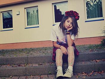 Die 16-jährige Modebloggerin Antonia Kritzer aus Heustreu in einem ihrer Lieblingsoutfits mit Netzstrumpfhose und Blumenkrone.  Foto: Antonia Kritzer