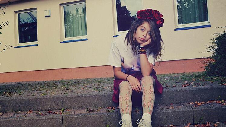 Die 16-jährige Modebloggerin Antonia Kritzer aus Heustreu in einem ihrer Lieblingsoutfits mit Netzstrumpfhose und Blumenkrone.  Foto: Antonia Kritzer