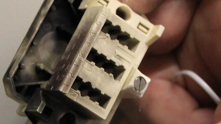 So sieht ein verkokeltes Elektrobauteil aus, das durch Blitzeinwirkung zerstört wurde.