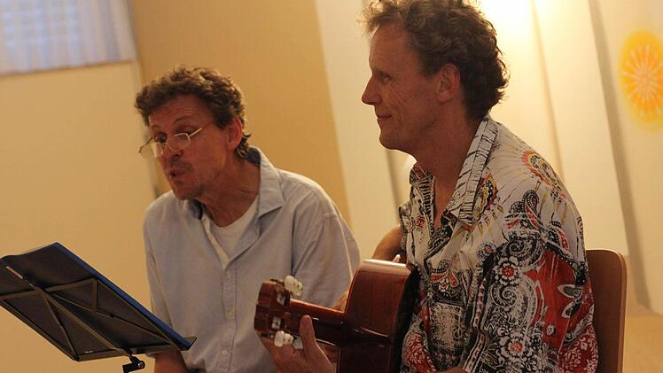 Literatur und Musik boten Hans und Bernhard von der Goltz (rechts) im Haus erLebenskunst.  Foto: Angelika Silberbach