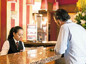 Der Urlauber checkt im Hotel ein, und sein Zimmer ist noch nicht bezugsfertig. Was für den Reisenden ein Ärgernis ist, hat aber für das Hotel in der Regel keine Konsequenzen. Foto: Marcel Kupsch, dpa