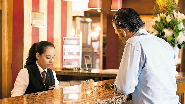 Der Urlauber checkt im Hotel ein, und sein Zimmer ist noch nicht bezugsfertig. Was für den Reisenden ein Ärgernis ist, hat aber für das Hotel in der Regel keine Konsequenzen. Foto: Marcel Kupsch, dpa