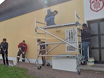 Hausputz bei der FF Haig. Petra Förtsch, Bastian Förtsch, Christian Heinlein, Georg Gremer, und Adelbert Förtsch sorgen für neuen Anstrich an der Fassade des Feuerwehrgerätehauses. Foto: eh