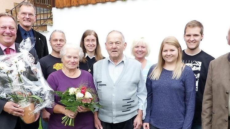 Unser Bild zeigt das Jubel-Paar Alma und Max Wetscheck (vorne, Mitte) aus Untersteinach im Kreis der Familie zusammen mit (von links) Bürgermeister Volker Schmiechen, Pfarrer Wolfgang Oertel und (rechts) Kreisrat Heinz Burges. Foto: Klaus-Peter Wulf