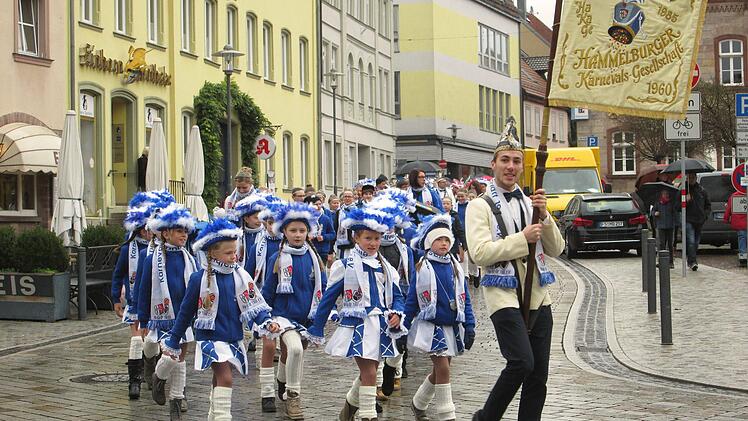 Die "Blauen Funken", die jüngste Hammelburger Garde, führte den Marsch zum Rathaus an. Winfried Ehling