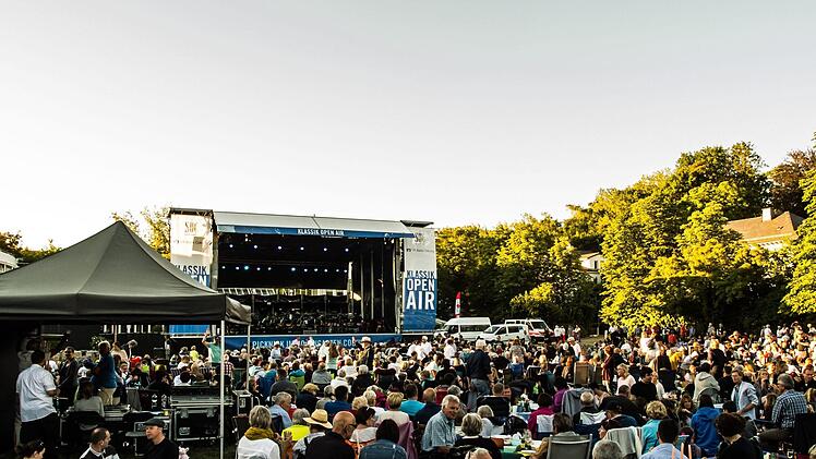 Tausende von Zuhörern bejubelten das Philharmonische Orchester des Landestheaters Coburg unter Leitung von Roland Kluttig  beim Klassik-Open-Air im Rosengarten.Foto: Jochen Berger