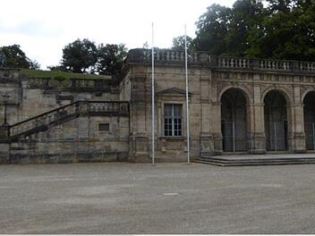 Arkaden: Nachdem das Gebäude unter Herzog Ernst Friedrich als Theater genutzt worden war, erfolgte 1840 der Abriss des oberen Teils. Es gab inzwischen das Hoftheater.