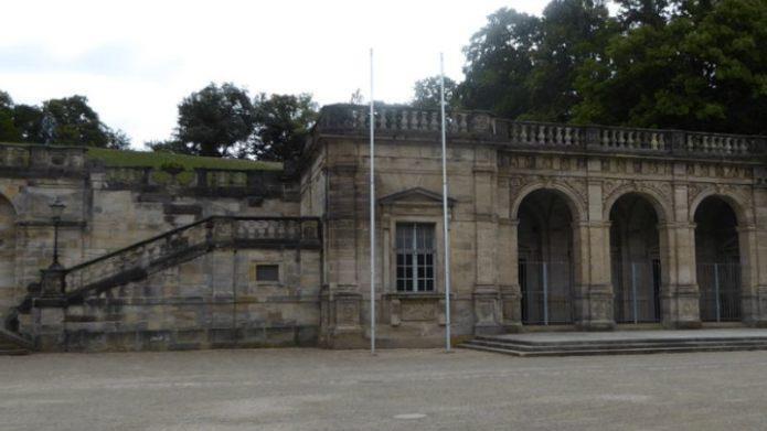 Arkaden: Nachdem das Gebäude unter Herzog Ernst Friedrich als Theater genutzt worden war, erfolgte 1840 der Abriss des oberen Teils. Es gab inzwischen das Hoftheater.