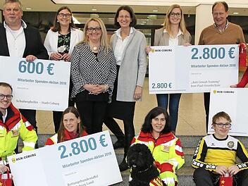 &Uuml;ber die Spende freuen sich die ASB-Rettungshundestaffel, die Schulweghelfer, der Fu&szlig;ballclub FED OL&Eacute; sowie das Projekt "Anti-Gewalt-Training" an der Jean-Paul-Schule. Foto: Desombre