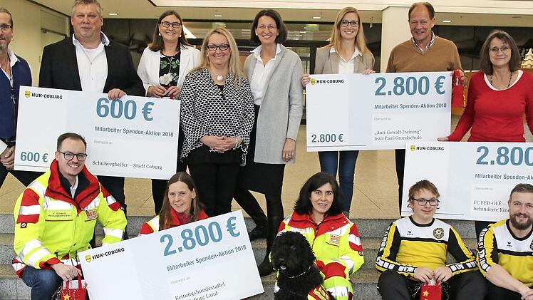 &Uuml;ber die Spende freuen sich die ASB-Rettungshundestaffel, die Schulweghelfer, der Fu&szlig;ballclub FED OL&Eacute; sowie das Projekt "Anti-Gewalt-Training" an der Jean-Paul-Schule. Foto: Desombre